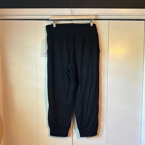 NWT Lululemon Athletica Jogger Crop - Picture 7 of 7